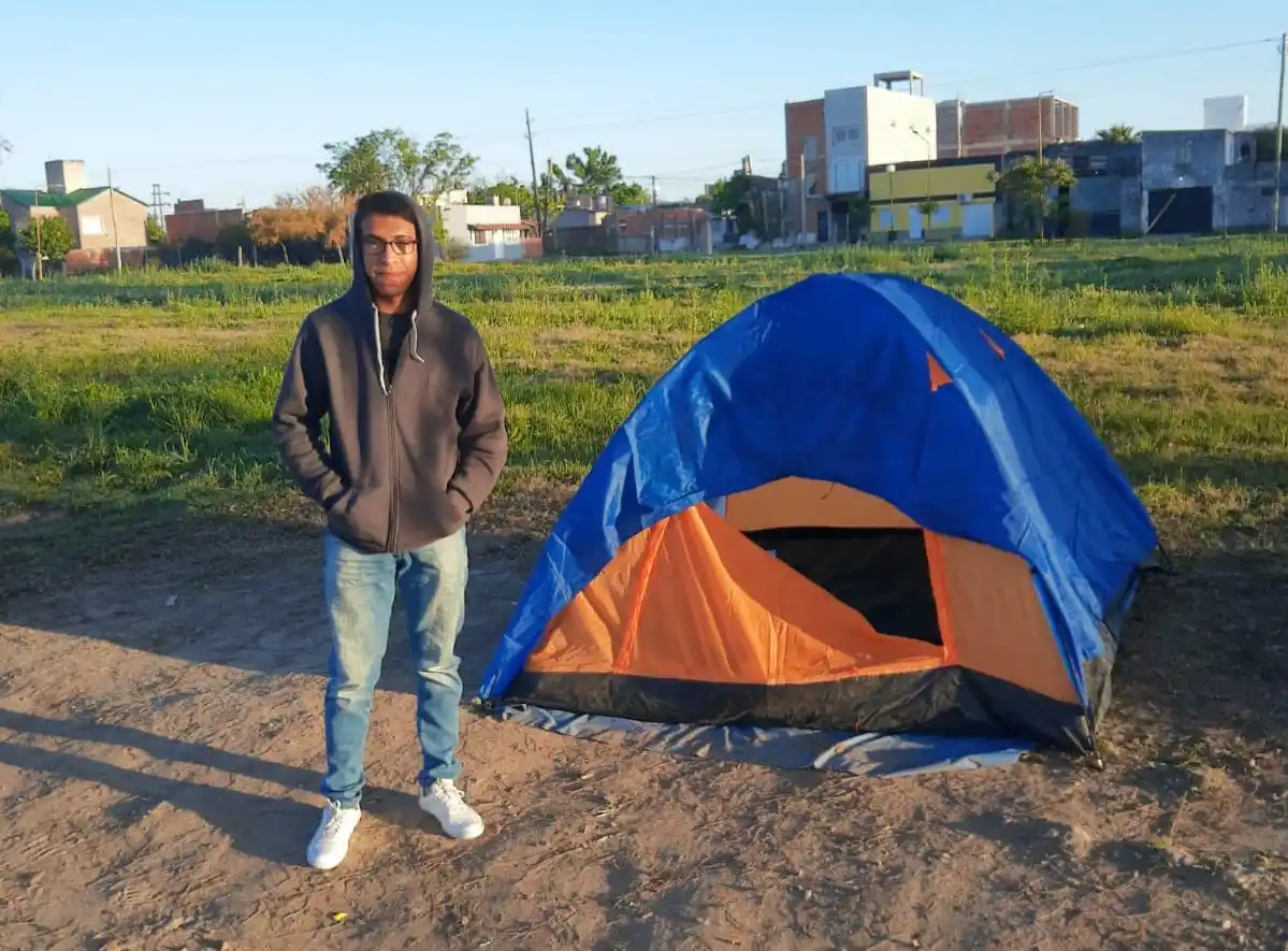Un estudiante cordobés no encontró alojamiento en Gualeguaychú y acampó frente a la Facultad