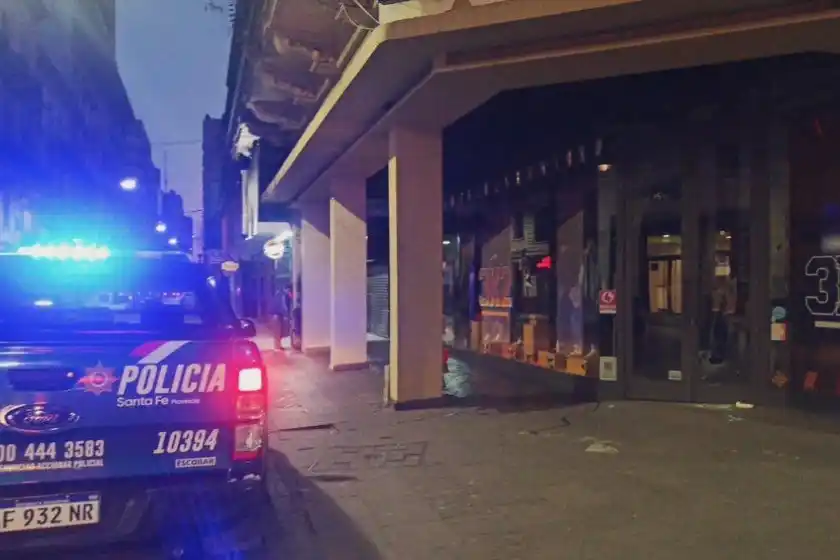 Violentaron la puerta de un local de ropa del microcentro en un intento de robo