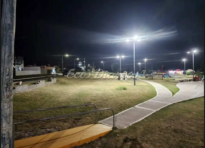 Plaza 3 de Agosto. Renovada con juegos e iluminación