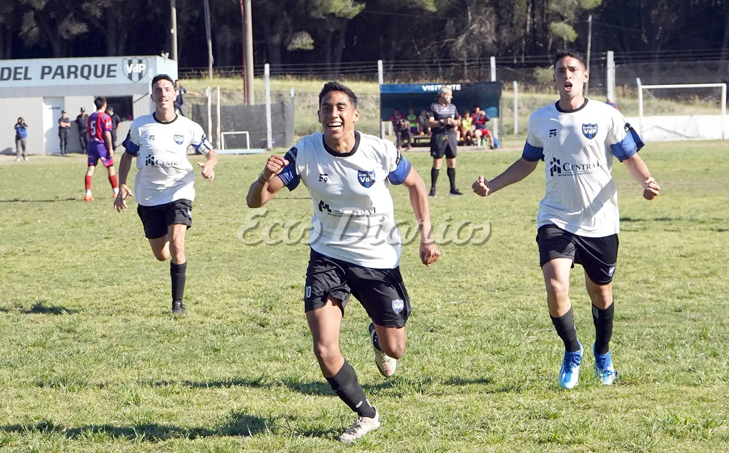 Caetano Sena festeja su gol