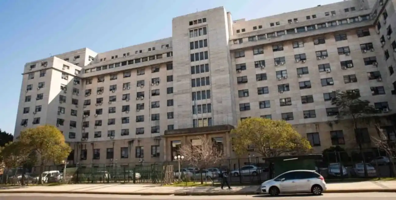 La causa tramita en los tribunales de Comodoro Py y tiene una orden de captura internacional vigente.