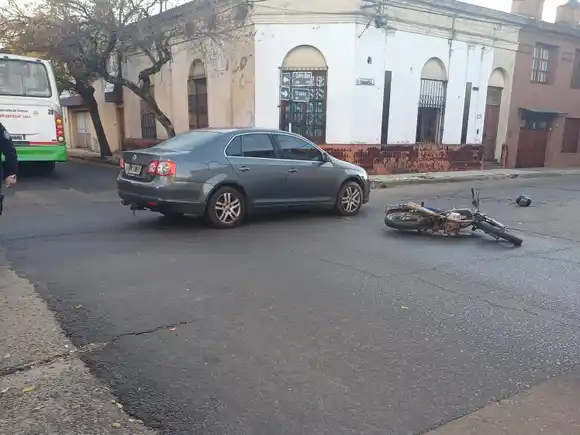 Accidente entre moto y auto dejó un lesionado en la zona céntrica