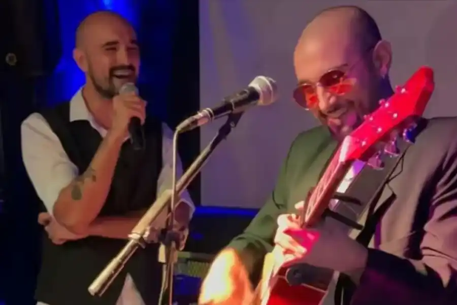 La reacción de un joven artista al ser sorprendido por Abel Pintos mientras le hacía un tributo