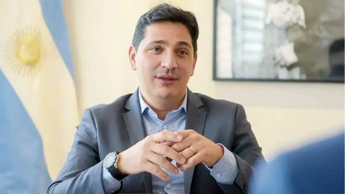 El funcionario hizo la denuncia esta mañana y en una serie de allanamientos detuvieron a un sospechoso de 16 años.