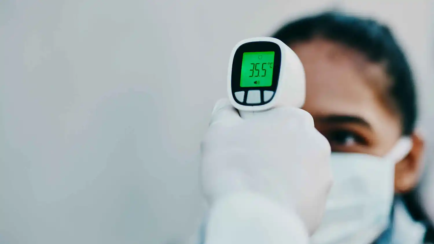 El Gobierno anunció que ya no será obligatorio tomar la temperatura y rociar las manos con alcohol en espacios cerrados