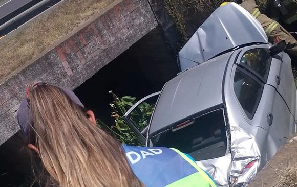 Trágico accidente en Ruta 2: un auto cayó dentro de una alcantarilla y murió una nena de 5 años