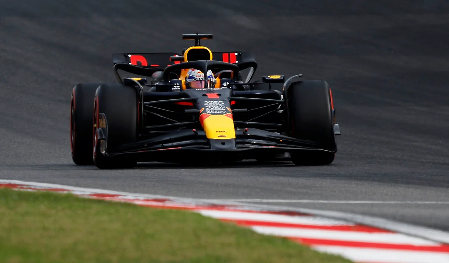 Max Verstappen de Red Bull en acción durante la clasificación al Gran Premio de China de la Fórmula Uno en el Circuito Internacional de Shanghái, China