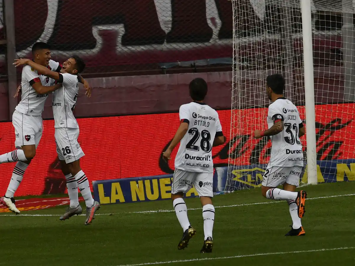 Newell's sorprendió a Lanús y lo alejó de la punta 