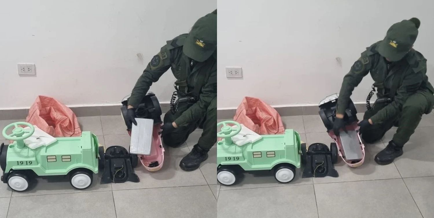 Al abrir los andadores para bebés, los funcionarios encontraron dos 'ladrillos' y arrestaron al individuo de inmediato. Crédito: Gendarmería Nacional.