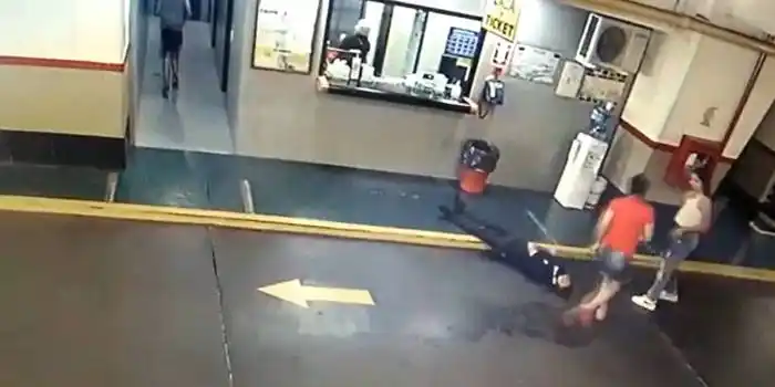 Le pegó al playero de un estacionamiento porque encontró el auto rayado