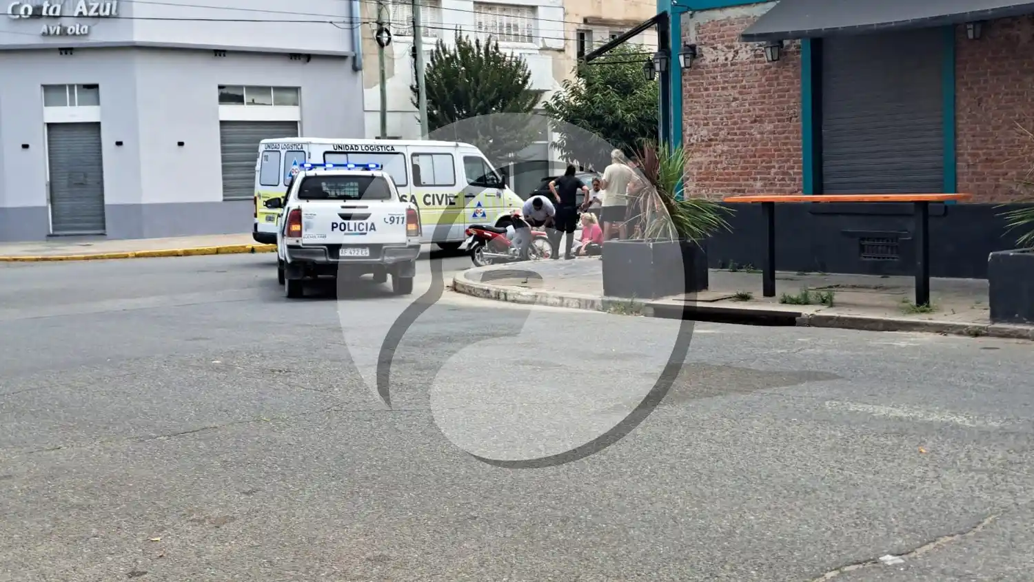 Accidente entre moto y auto en 64 y 67