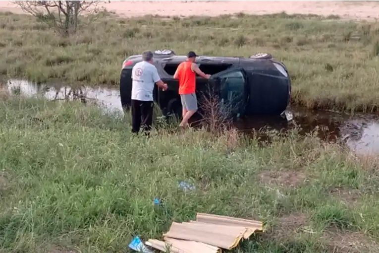 Reventó una cubierta y volcó en Ruta 12: dos hombres resultaron heridos