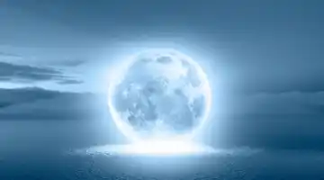 ¿Cuándo será la última luna llena de 2025 y cómo influirá en cada signo zodiacal?