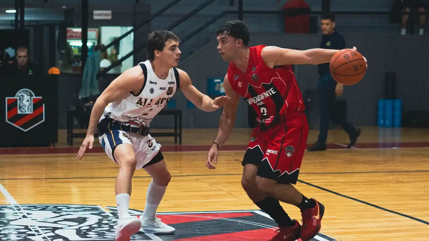 Tobías Rodríguez sube el balón, durante el triunfo de Independiente sobre All Boys. (Foto de prensa club Independiente).
