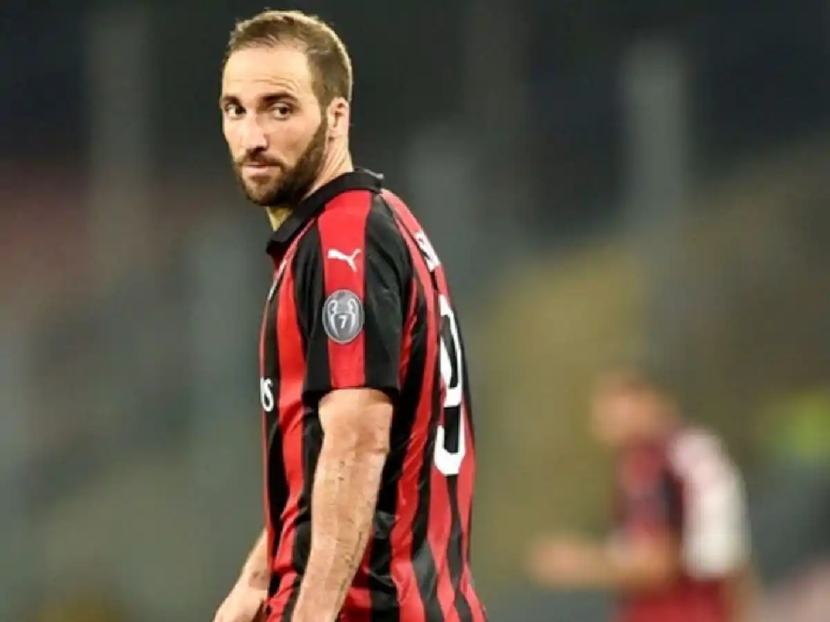 Higuaín intimado por el Milan 