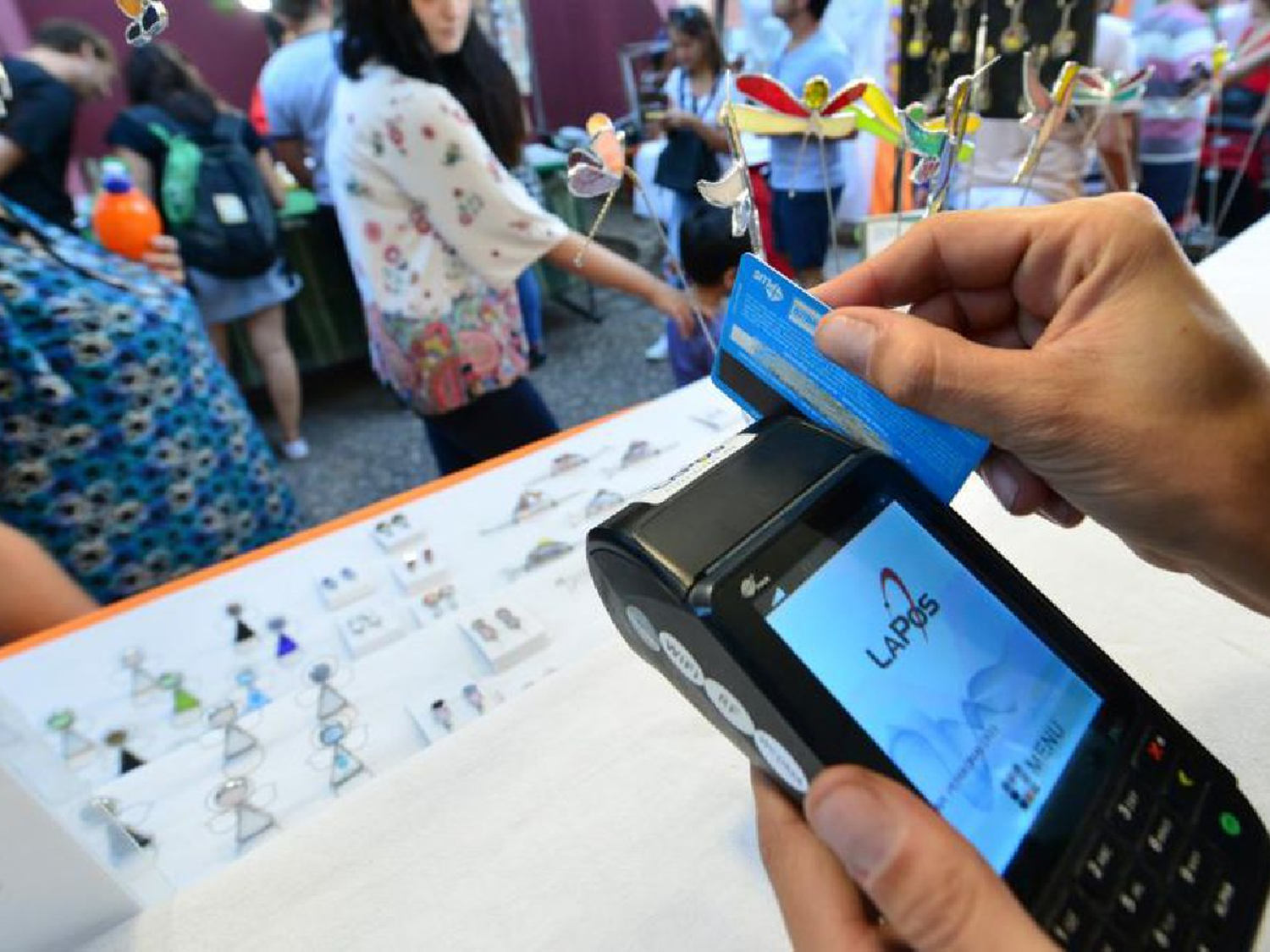 Jubilaciones y pensiones: cómo acceder al reintegro del 15% por pagar con tarjeta de débito