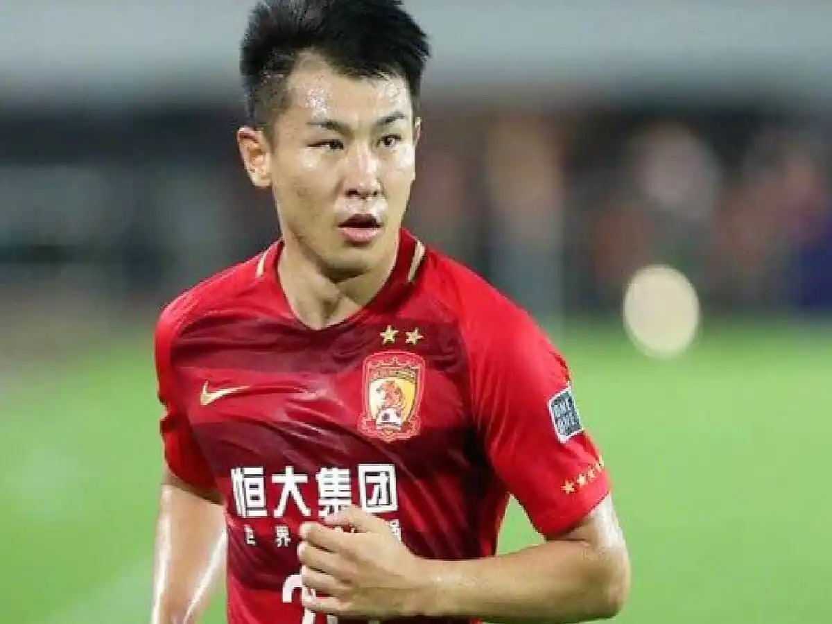 Despiden a una figura del fútbol chino por intentar violar cuarentena