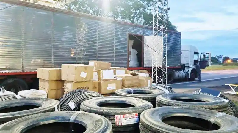 La Policía secuestró un millonario cargamento 
de cubiertas y mercaderías sin aval aduanero