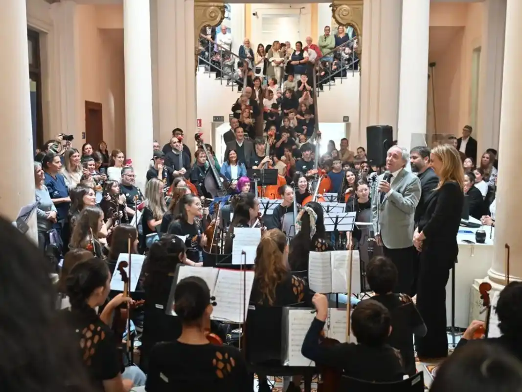 Pipo Pescador fue declarado Personalidad Destacada de la ciudad y la orquesta juvenil Yaguarí Guazú lo homenajeó en vivo