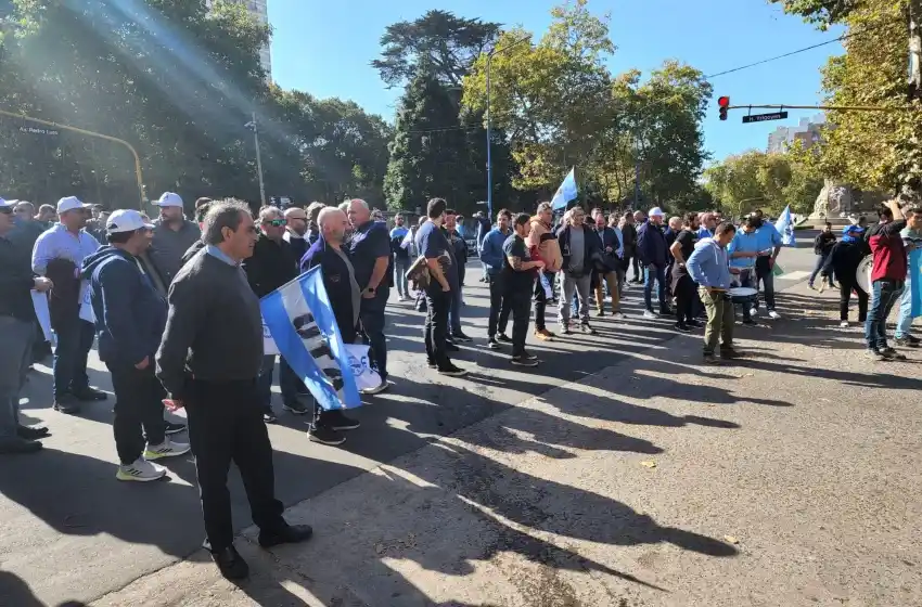 UTA endurece el reclamo: marcharon hacia la Municipalidad y realizan corte en avenida Luro
