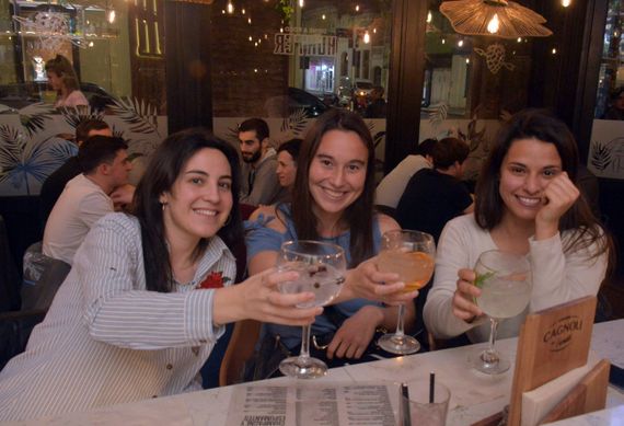 Cervecerías, restaurantes y bares repletos en la celebración de la amistad