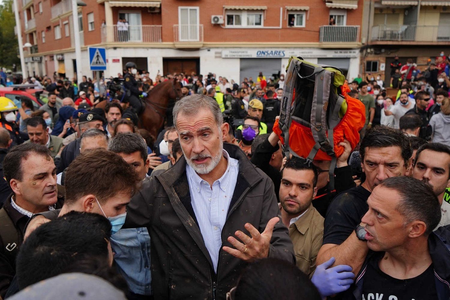 El rey Felipe VI y Pedro Sánchez llegaron a Valencia tras las trágicas inundaciones y fueron recibidos con insultos