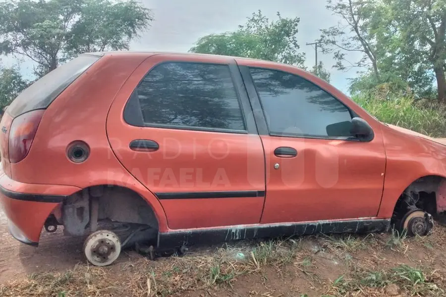 Dejó el auto en la calle por una noche y le robaron las 4 ruedas
