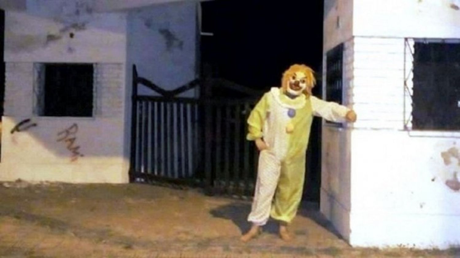 Se disfrazaba de "payaso asesino" y aterrorizaba a los niños