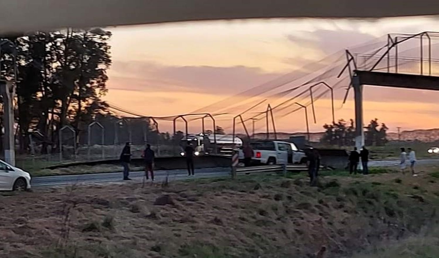 Video: Camión que transportaba una retroexcavadora tiró un puente peatonal en Olivera, Luján