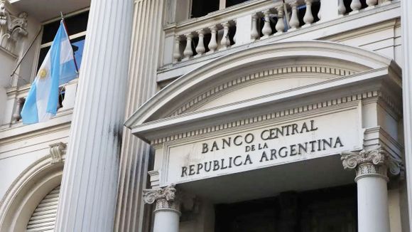 El Banco Central compró USD 700 millones en la semana y el riesgo país quedó al borde de perforar los 700 puntos
