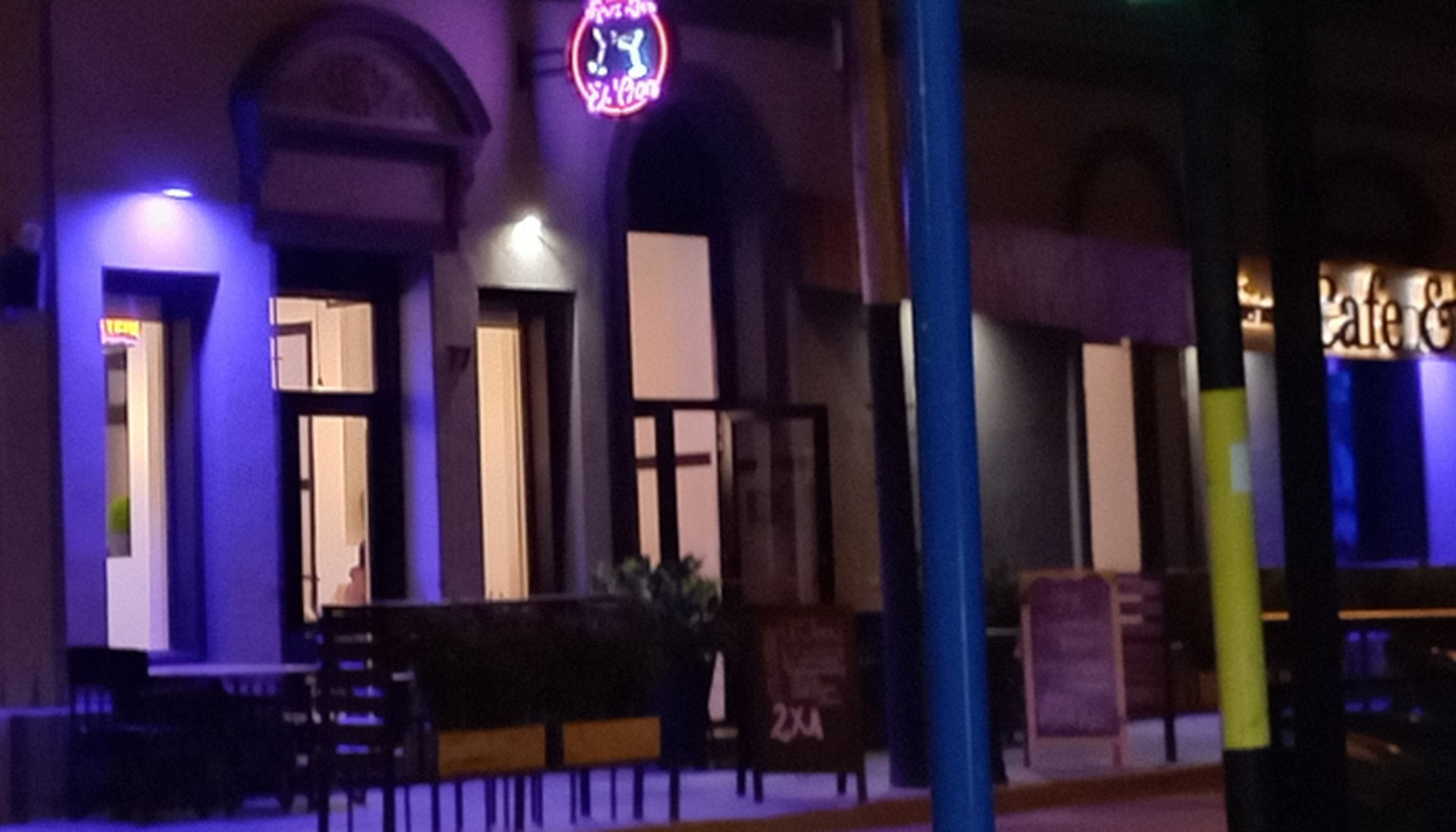 Restobar El Clan abierto tras el allanamiento.