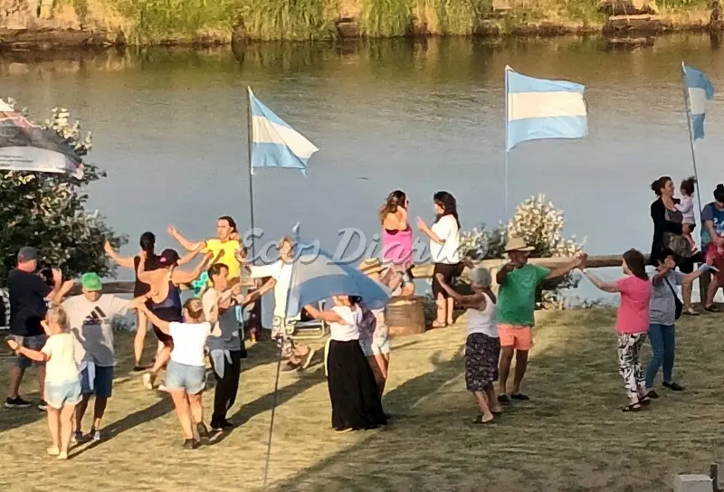 Junto al río. El público disfrutó de la fiesta y bailó paseos en kayak incluidos