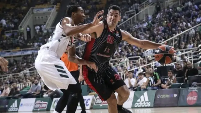 Scola brilló en la victoria de su equipo