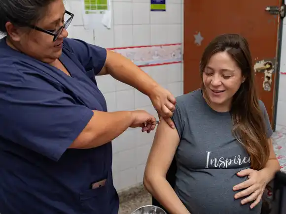 Inicia la campaña de vacunación contra el Virus Sincicial Respiratorio para embarazadas