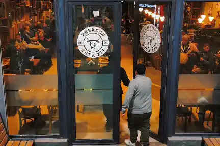 ¿Por qué tanta gente va a este lugar en las afueras de Quequén para comer?