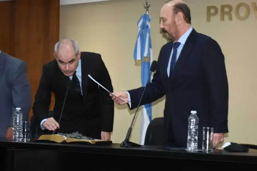 Insfrán tomó juramento al nuevo ministro de
la Producción y Ambiente, Alejandro García