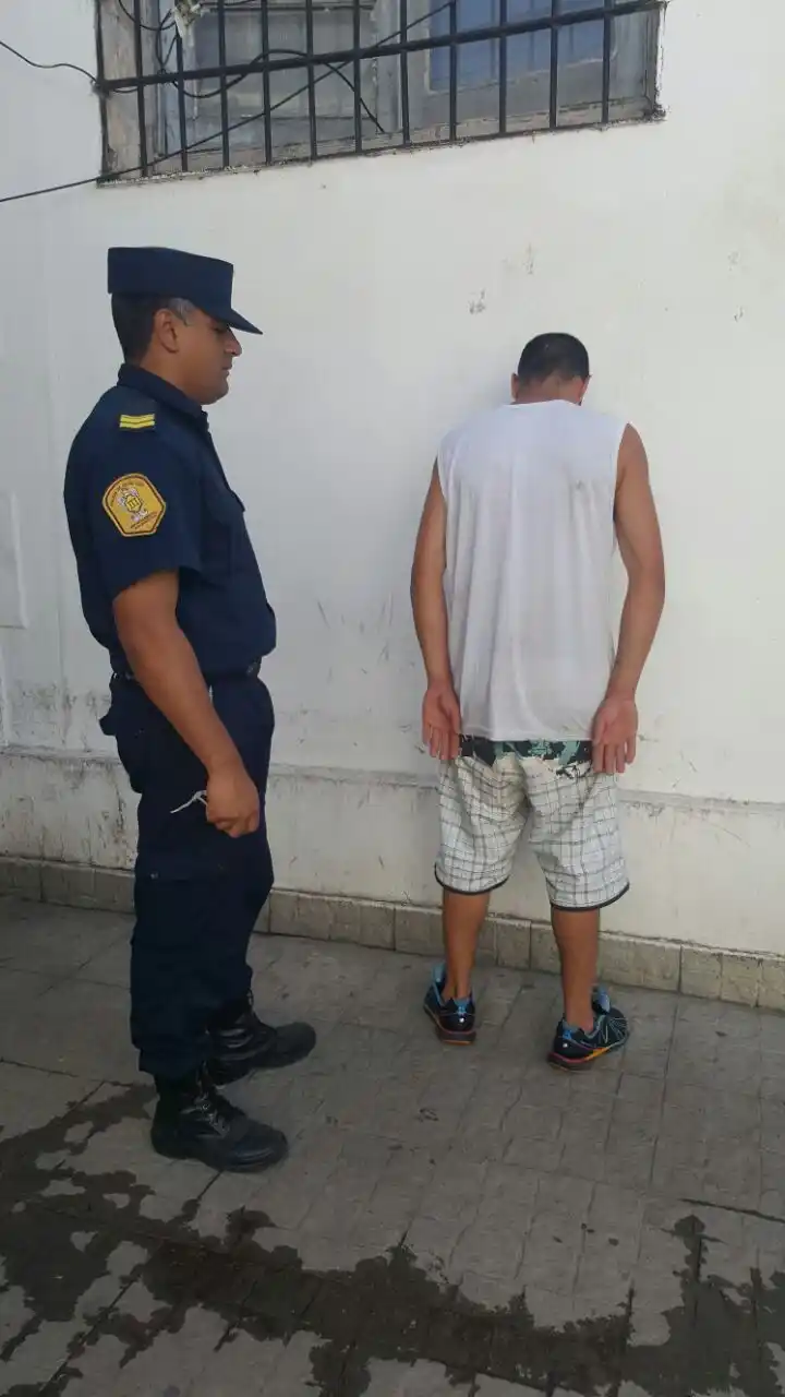 Su madre le puso una perimetral, la desobedeció y terminó detenido