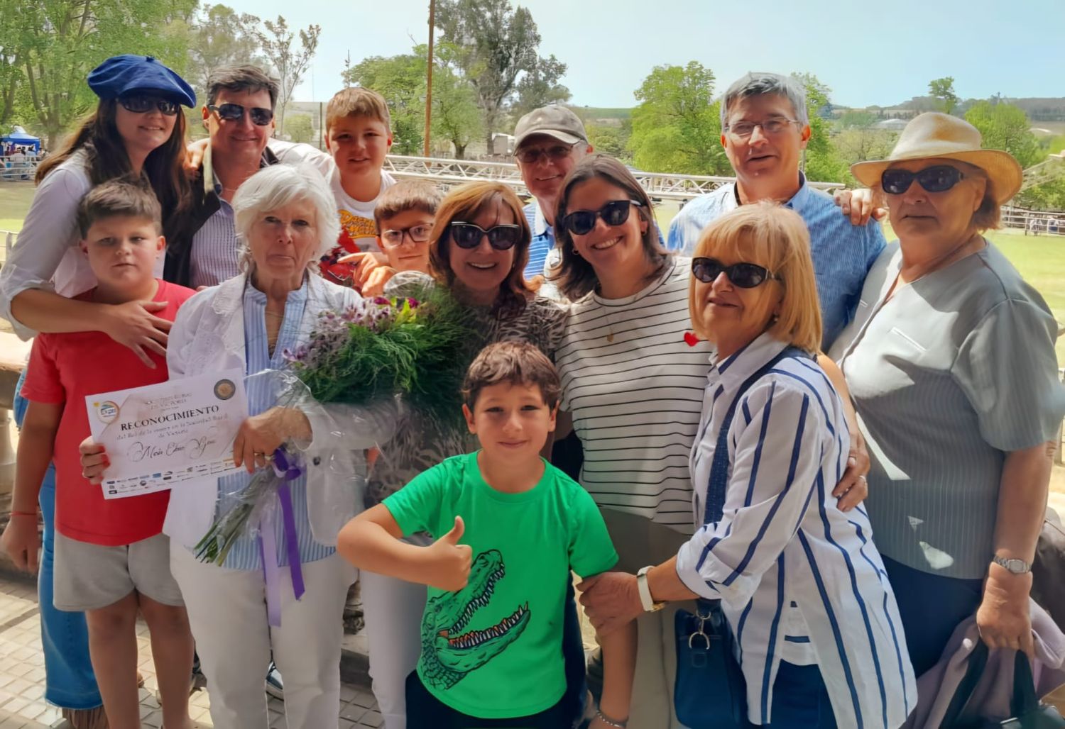 Marta Gieco junto a sus hijos Facundo y Juan Cruz, Gabina Casanova (nuera); Perla Gieco y su pareja Hugo Fisore;  Alicia Murature; María Alcira Murature; Tati Casanova; y nietos Felipe, Juan Bautista, Agustín y Octavio.