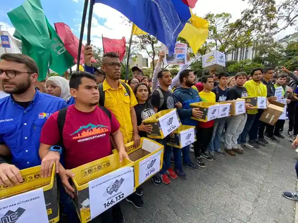 JÓVENES TOMAN CARACAS  y le exigen al CNE actualización del REP