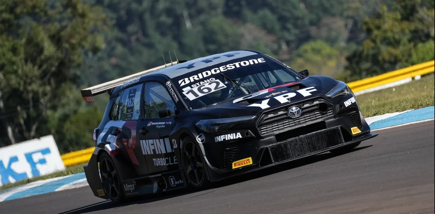 Emiliano Stang a bordo del Toyota GR