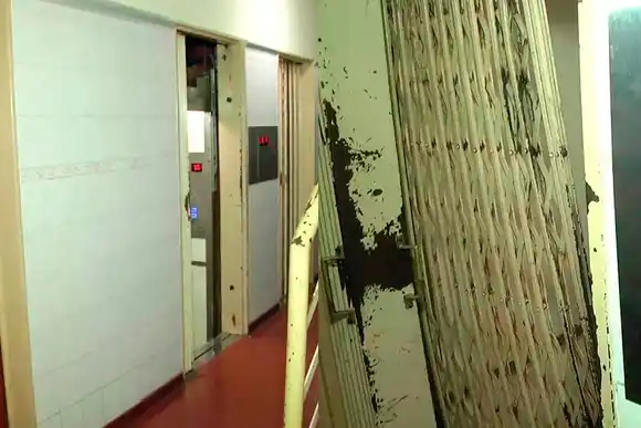 Grave accidente: se desplomó un ascensor desde un quinto piso con un hombre y su hija de 12 años adentro