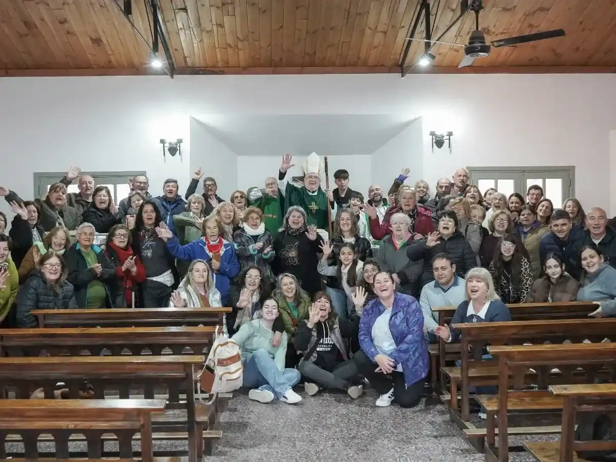 El obispo Giobando posa junto a la comunidad de la parroquia Santa Teresita de Necochea, tras finalizar su visita pastoral.