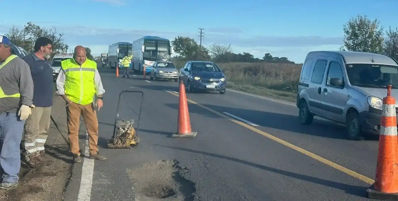 Operarios de la Comuna realizan acciones paliativas sobre la Ruta 33.