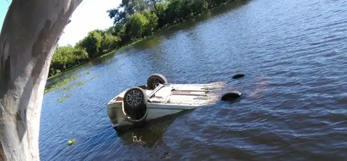 Baradero: Un auto chocó y terminó flotando en el río