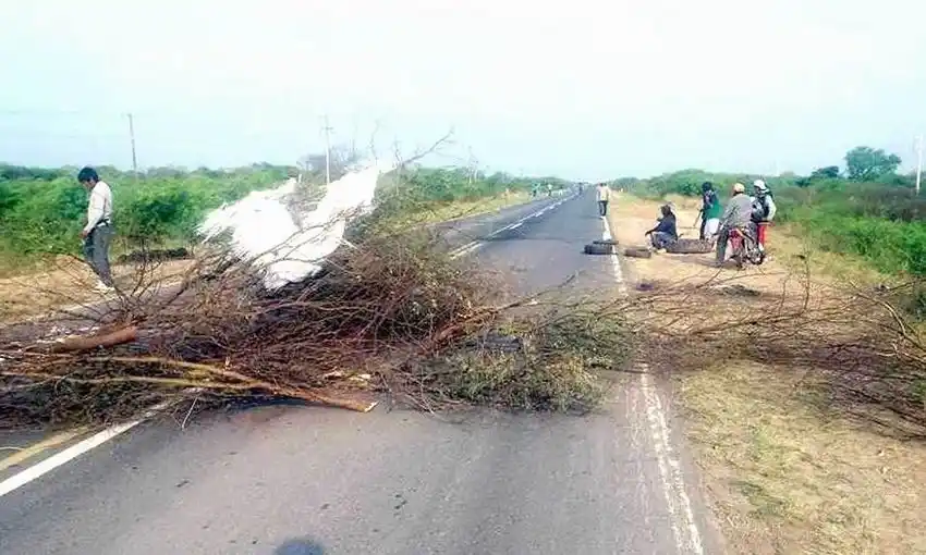 Originarios cortan en dos tramos la ruta 81
y cobran peaje para usar el camino alternativo