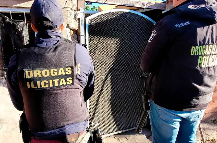 Tres detenidos, secuestro de drogas, armas y derribo de un bunker tras allanamientos en dos barrios