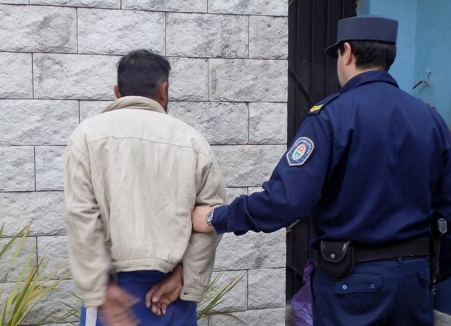 La Policía fue a separar una pelea y un efectivo resultó fracturado