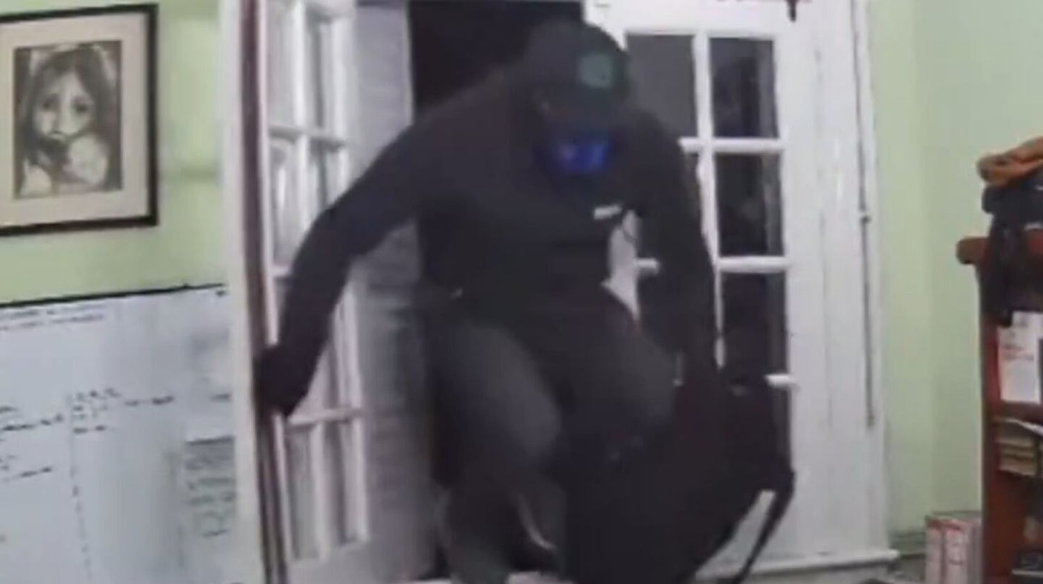Noche de terror para una pareja de jubilados en Banfield: ladrones encapuchados entraron a las patadas a robar a su casa