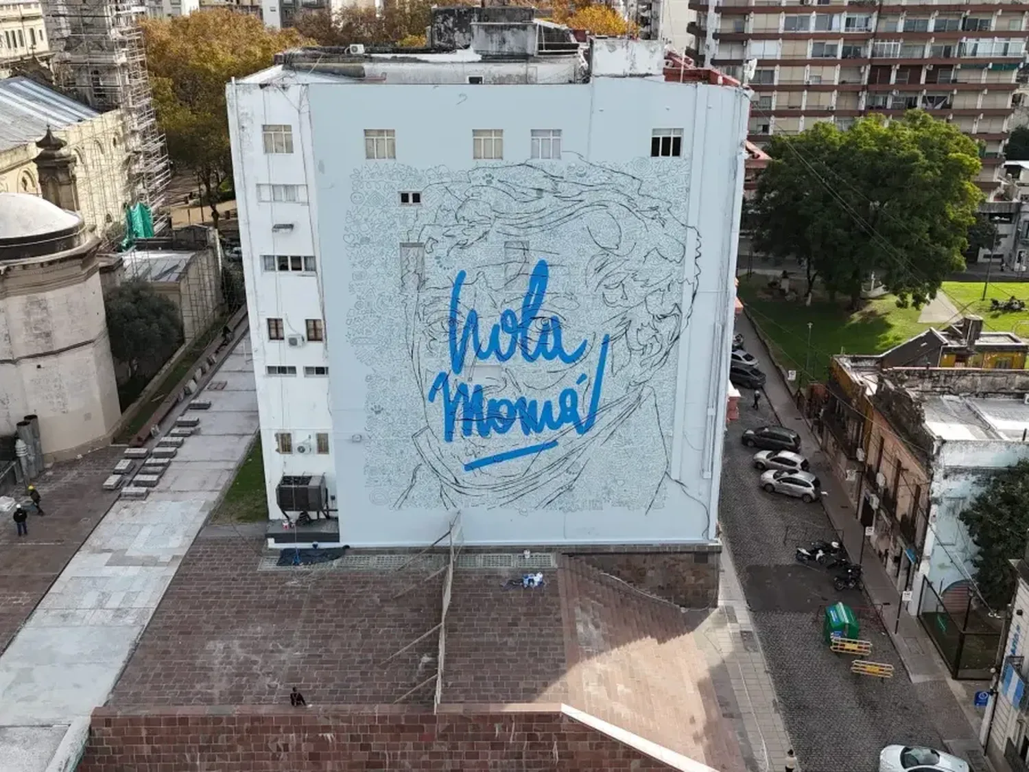 Con su característico saludo '¡Hola Mamá!', el artista dio el puntapié inicial a esta obra que se convertirá en un nuevo ícono de Rosario. Crédito: Gentileza.