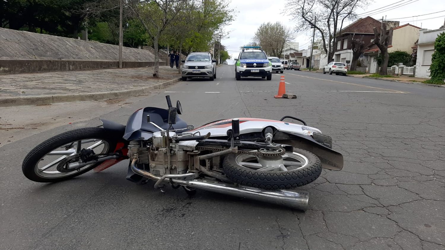 Abrió la puerta y no advirtió el paso de una motocicleta: dos hospitalizados